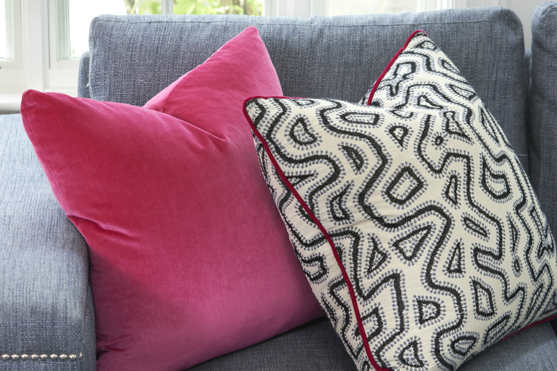 living-room-pink-accent-pillow